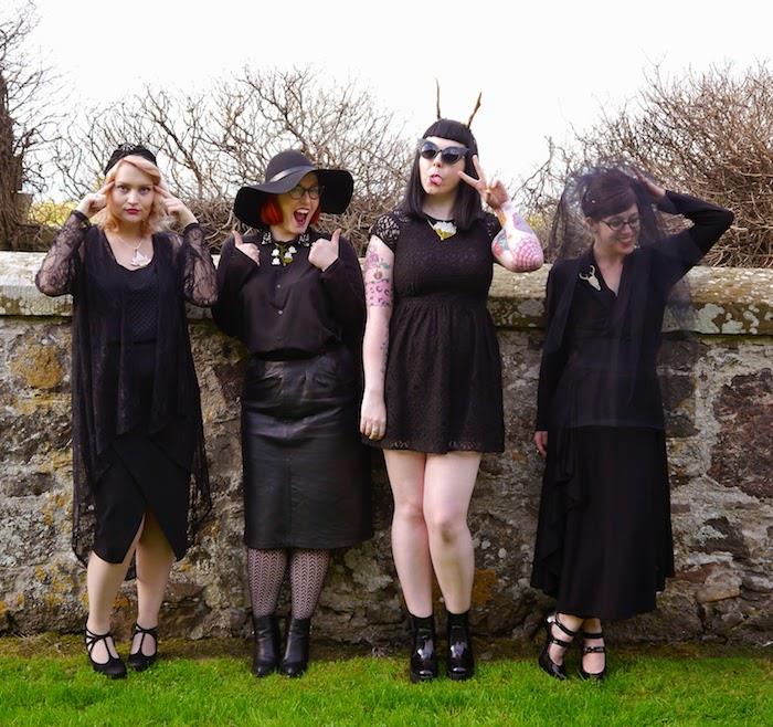 exempel på en gruppdräkt av häxor i svarta klänningar med olika tillbehör, häxmössor, slöja