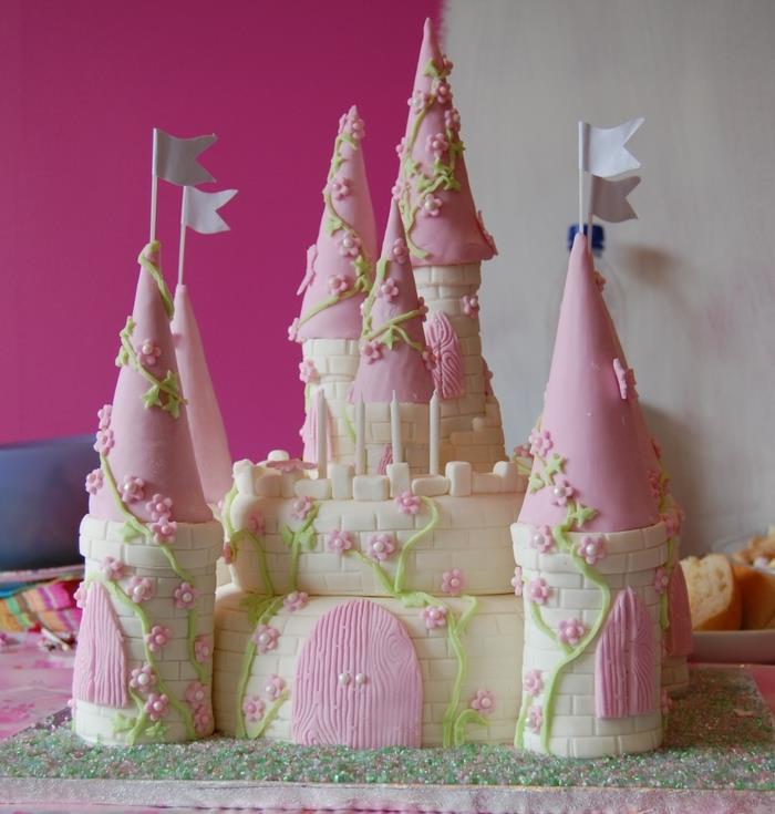 gateau kus montee, zámok v bielej a ružovej farbe s niekoľkými vežami pokrytými plastelínou