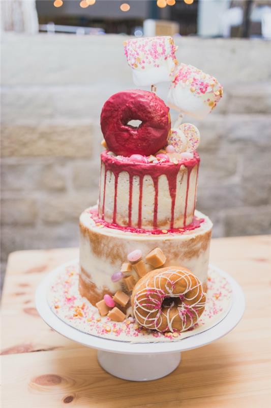 Dizajnová torta ozdobená marshmallow, šiškami a cukríkmi, dvojposchodová nahá torta