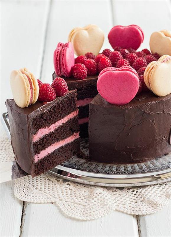Fransk-choklad-aptit-tårta-med-makroner-och-röda bär