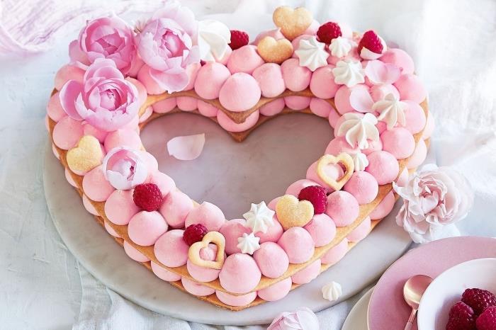 nápad na ľahké romantické jedlo, model domáceho koláča s piškótami zdobeného marshmallow a crème fraîche