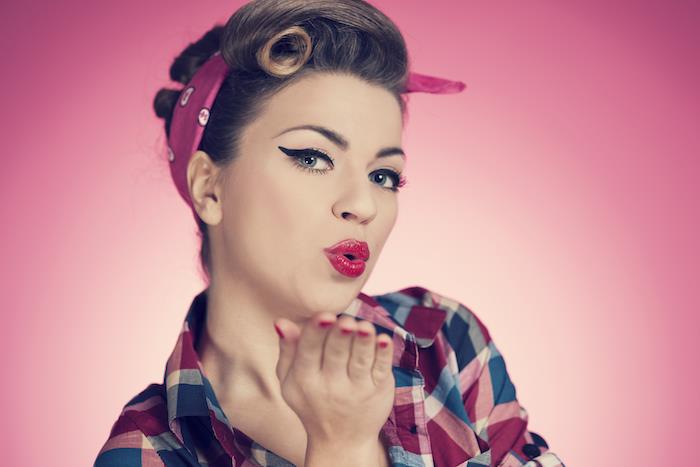 pripnite si make -up a účes rockabilly 50. rokov s víťaznými rolkami a červenou šatkou vo vlasoch a károvanou košeľou