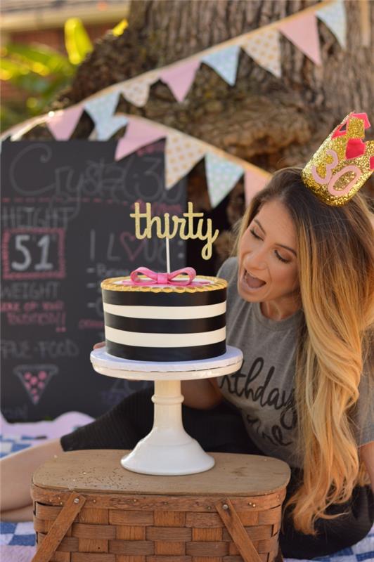 kvinna födelsedag photobooth hörn utomhus, grattis på födelsedagen 30 år fotografering med snygg tårta