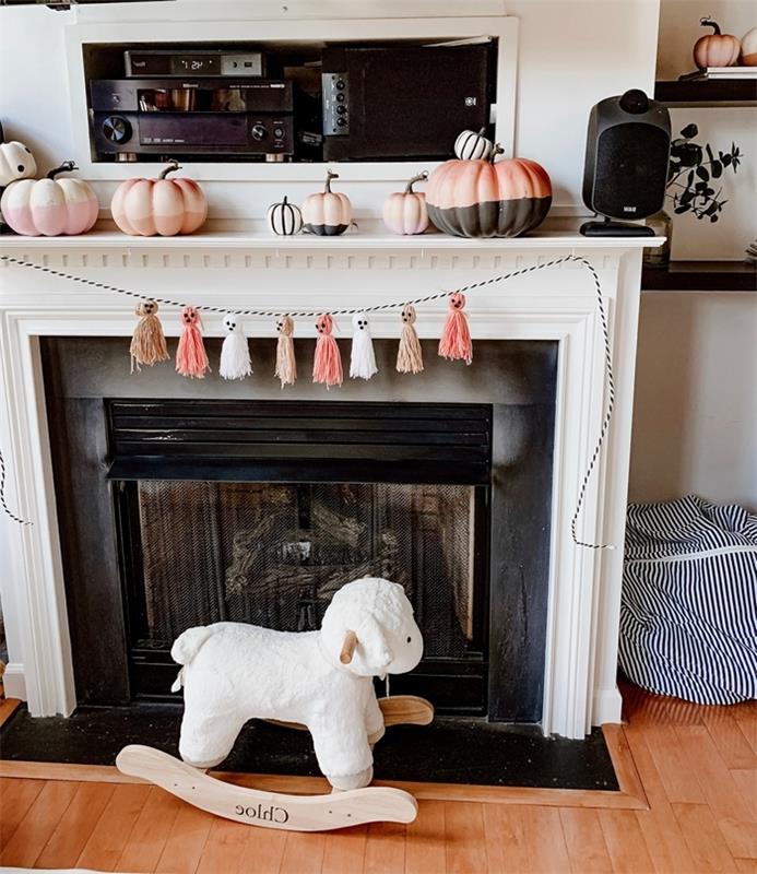 halloween girlandová výzdoba biely krb drevená podlaha hračky deti dvojfarebný maľovaný tekvicový veniec duch strapce