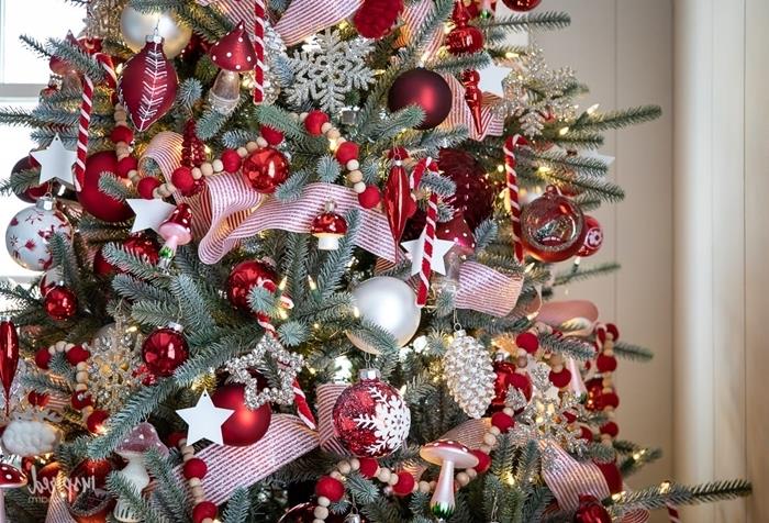 girlanda z dreva a červených korálkov červená a biela vianočný stromček červená stuha šišky guličky ozdoby