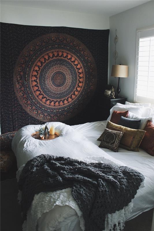 nápad na čelo postele s kobercom so vzorom mandaly, biela dekorácia spálne s doplnkami v tmavých farbách