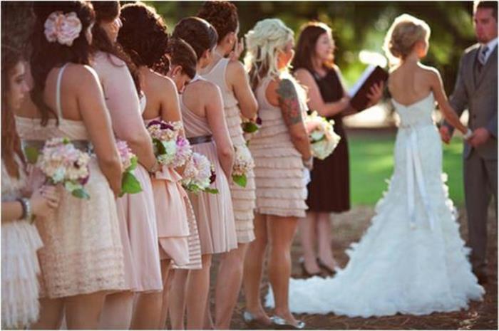 Hur man klär elegant elegant klänning bröllopsvän klänning gäst brudparet foto med tärnorna