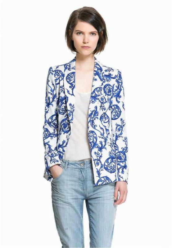klänning-väl-kvinna-jacka-i-blommor-jeans