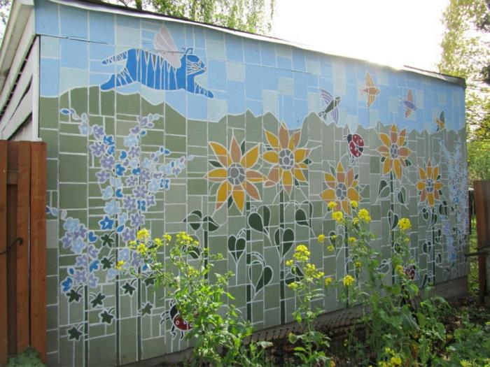 vonkajšie dekorácie na stenu s veľkou mozaikou v jasných farbách, malá konštrukcia pre záhradnícke náradie, nápady na dekoráciu vonkajšej záhrady