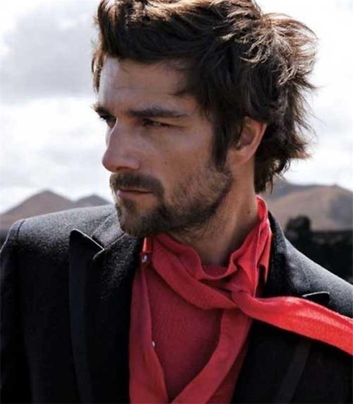 účesy po ramená, muž s strapatými strapatými vlasmi, na sebe čierny blejzer, červenú košeľu a šál