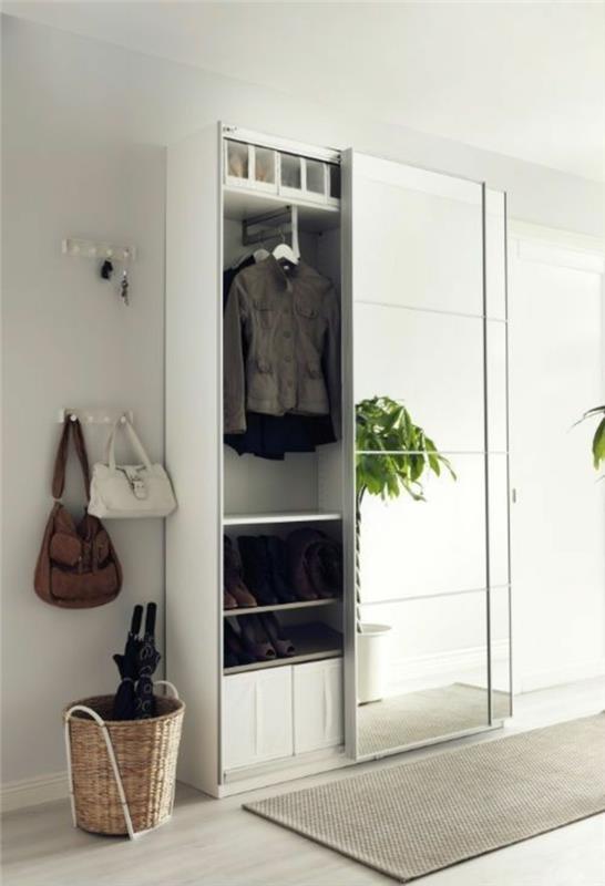 Dekorácia domácej haly so šatníkovou skriňou s posuvnými dverami a veľkým zrkadlom na výšku