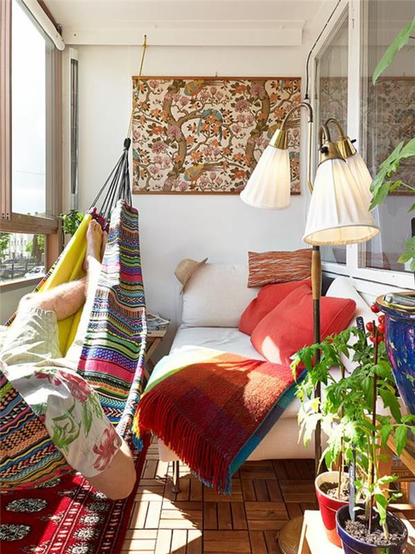 hängande hängmatta, färgglad boho chic stil möblerad balkong