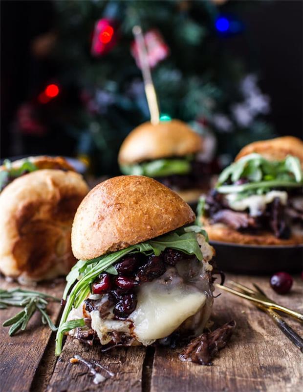nápad na domáci hamburger s brusnicami, syrom a mäsovým steakom, bravčovým rezňom a rukolou, recept na vianočný aperitív