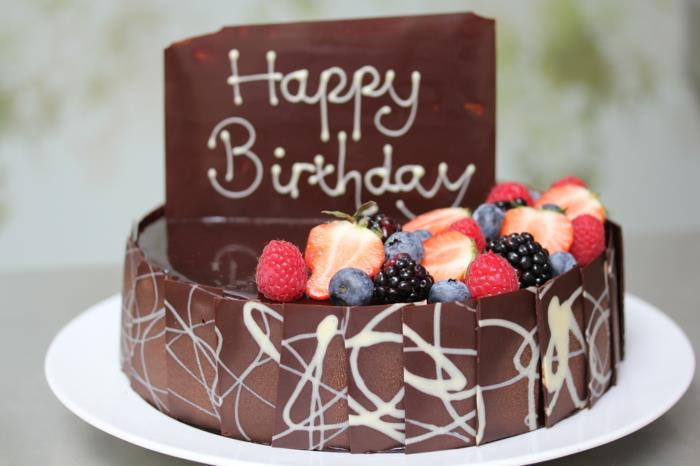čokoládová narodeninová torta, čerstvé ovocie a vyrezávaná čokoládová torta v dvoch vrstvách a nápis