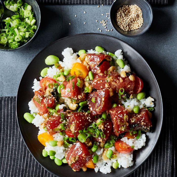 havajská miska s ryžou, rybí filé z tuniaka, fazuľa so zelenou cibuľkou, príklad zdravého večere pre celú rodinu