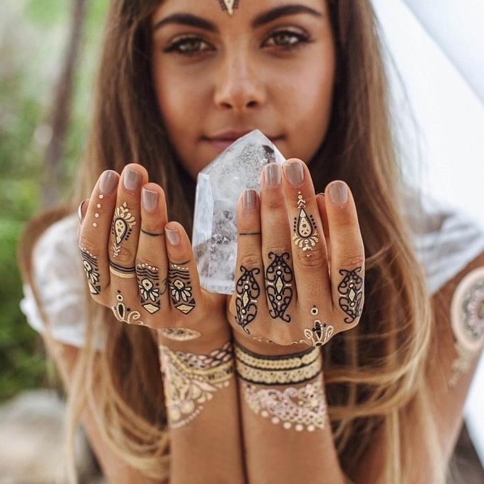 الوشم sulle mani e una proposta con tatuaggio henna di colore bianco