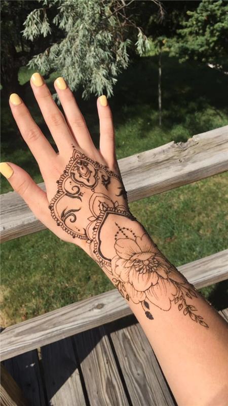 trvalé tetovanie, nápad na body art pre ženy, dizajn čiernej henny s kvetinovými a etnickými vzormi