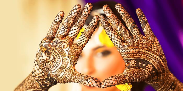 وشم حناء على شكل دانتيل على اليدين بالكامل والمعصمين
