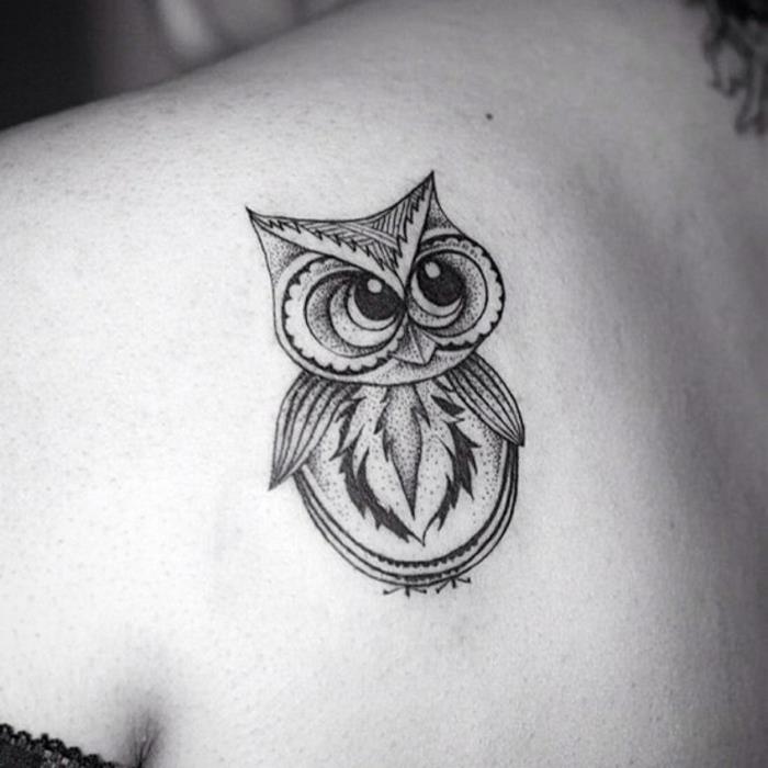 Cool tetovanie na ramene, roztomilé tetovanie sovy, originálny štýl tetovania nakreslený na koži