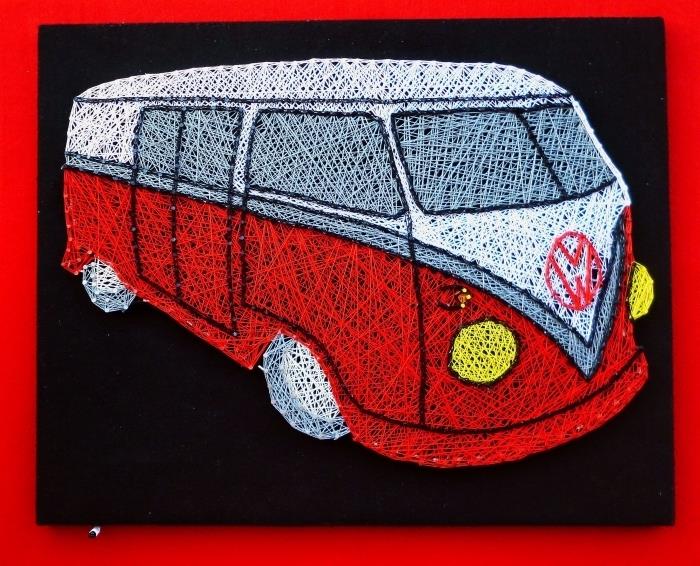 göra ett dekorativt föremål i hippiestil, enkel manuell aktivitet med tavla och hippiebussskapande i röd och vit tråd