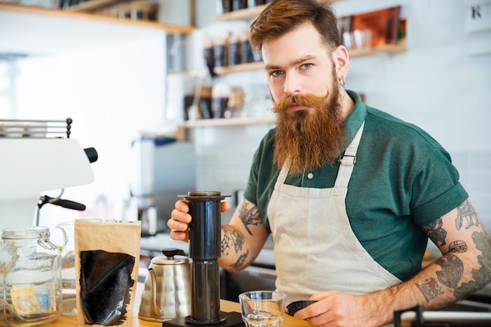 har ett stort skäggskägg underhåll rödhårig hipster