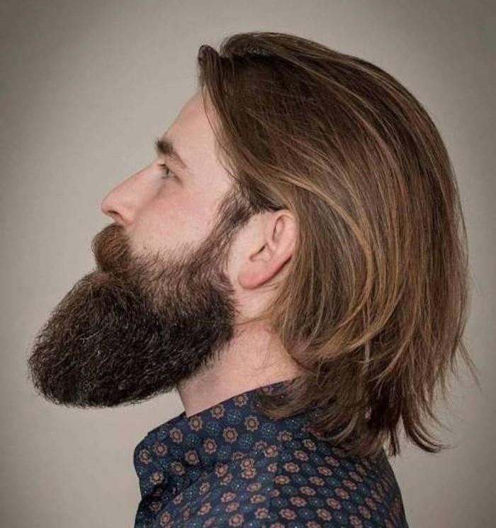 muž v štýle hipster s bradou a stredne dlhými vlasmi