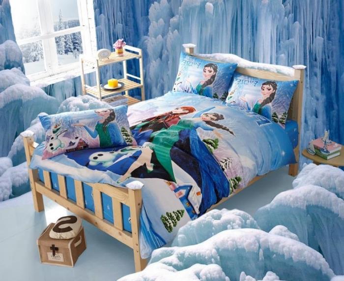 snehová kráľovná, malá detská spálňa s rámom zo svetlého dreva, 3D dekorácia tapety s ľadovým dizajnom