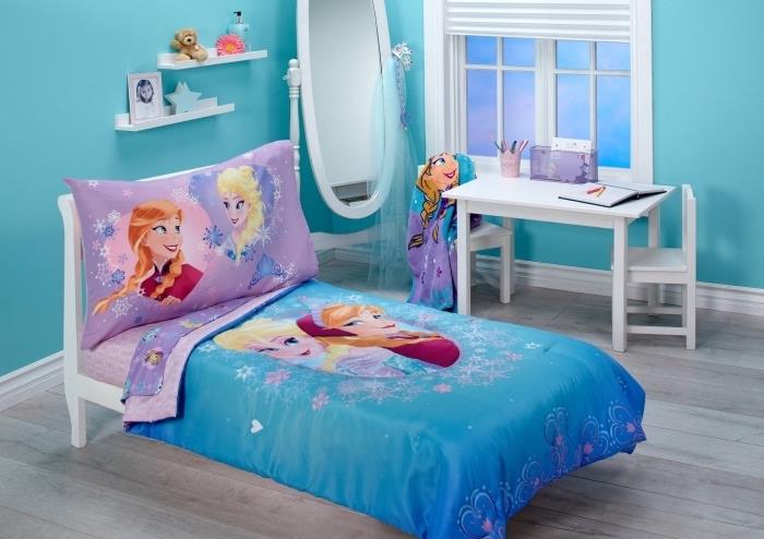 maľba interiéru, úprava detskej izby v štýle Frozen, veľký poťah na vankúš s Elsou a Annou