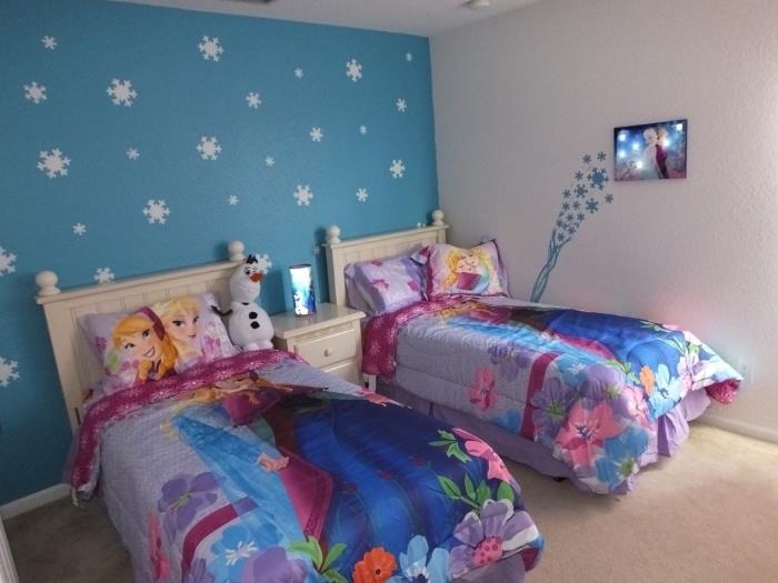 vymaľovať stenu, dievčenskú spálňu s bielymi a modrými stenami s dekoráciou snehovej vločky, dizajnový povlak na vankúš Anna a Elsa