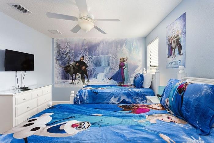maľba interiéru, spálňa s bielymi stenami s nálepkami s motívom snehovej kráľovnej, posteľná bielizeň s dizajnom Anna Elsa Olaf