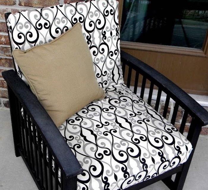 فكرة غطاء وسادة كرسي بذراعين أسود أبيض لتخصيص مقعد كرسي خشبي