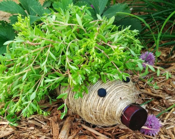 plastflaska, lindat jutegarn, igelkott skapad med flaska och jutegarn att placera i trädgården