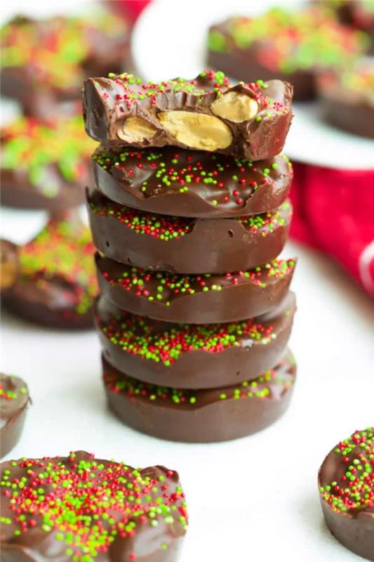 nápad čokoládové cukríky a mandle zdobené farebnými guľkami príklad jednoduchého sviatočného vianočného receptu