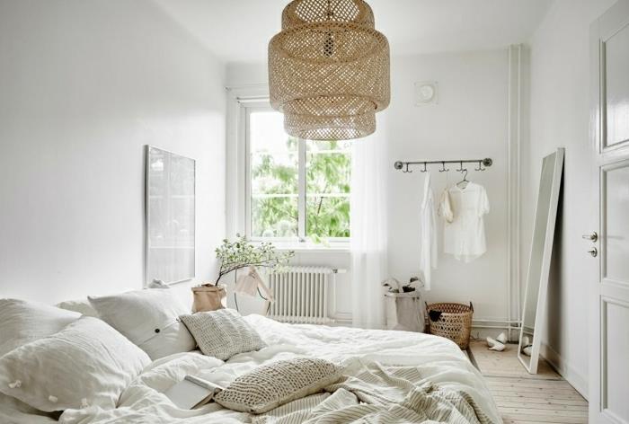 nápad, ako vyzdobiť škandinávsku spálňu, bielu stenu, bielu a béžovú posteľnú bielizeň, béžové závesné svetlo, parkety zo svetlého dreva, veľké zrkadlo