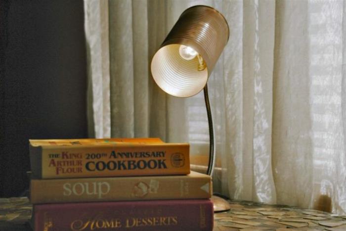en plåtburk förvandlad till en DIY lampskärm, läsande nattlampa, en bunt böcker i sovrummet, brico plåtburk