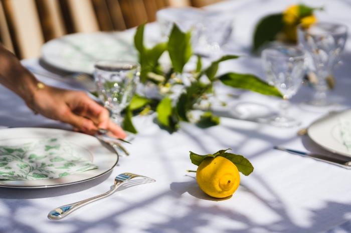 idé hur man dekorerar bordslunchmöte familj servett blommönster vitt porslin