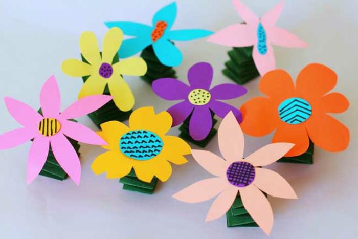 vyrábajte viacfarebné papierové kvety s jarnými stonkami, ručnú činnosť v materskej škole, ľahké remeslá