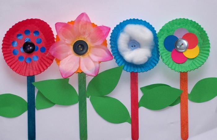 kvety vyrobené z prefarbených zmrzlinových tyčiniek a foriem na muffiny, bavlny a gombíkov, tvorivá činnosť, remeslá pre deti