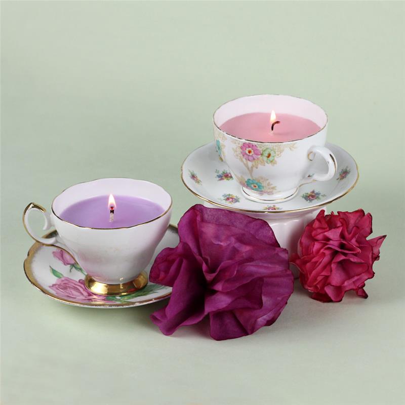 manuálna aktivita pre dospelých, výroba ošarpaných elegantných sviečok v šálke čaju s kvetinovými vzormi, látkové kvety, čo robiť, keď sa nudíte, nápad na ručnú tvorbu