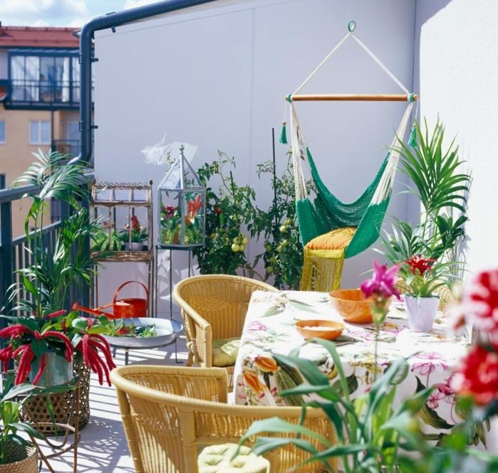 sätta upp en terrass, balkong med grönsaksodling, bord med färgad duk, gula stolar, gungstol, träbeklädnad, färgad terrass