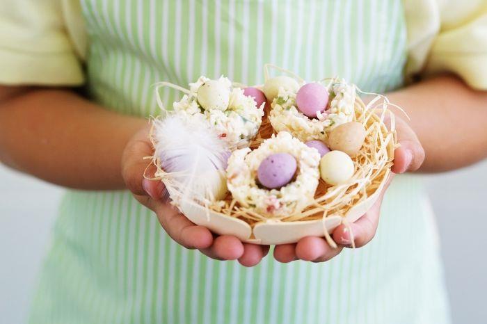 hur man gör ett originellt bord mittpunkt för påskfesten med mini -desserter, lätt påskreceptidé