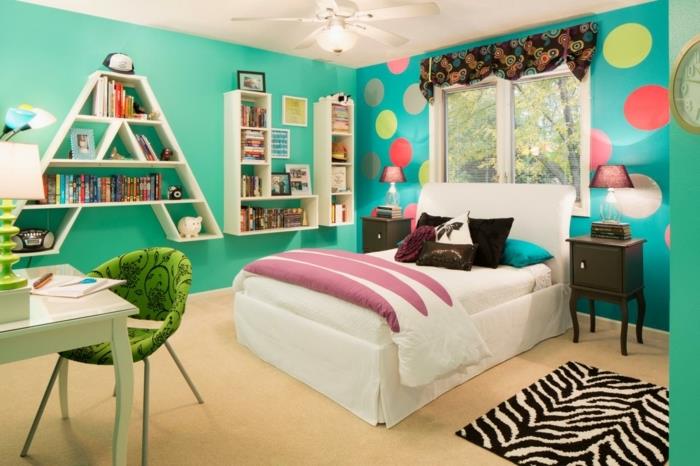 turkos sovrum, bokstavsformad hylla, mångfärgade cirklar, barnkammartapet