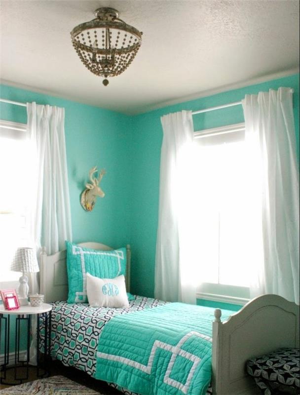 turkos sovrum, mångfärgad matta, vita gardiner, sänglampa, turkos sängklädsel