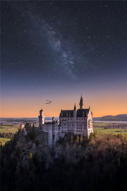 أجمل خلفية للهاتف الذكي ، وخلفية فكرة للهاتف الخيالي مع منظر القلعة والسماء المرصعة بالنجوم