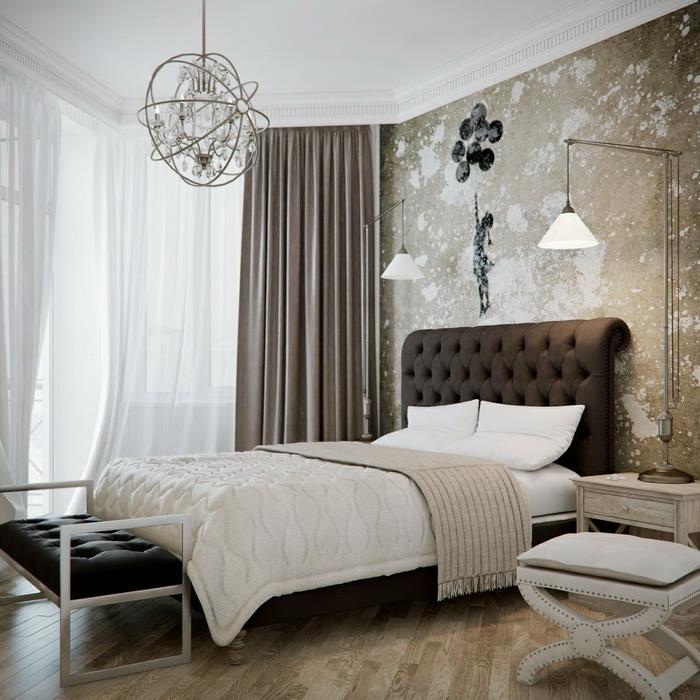 rustik ljuskrona med tofsar, modern sovrumsinredning, stoppad bänk, stora sänglampor