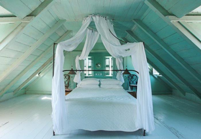 sovrumsdekorationsidé, vindslayout, vit träparkett, metallbädd, baldakin, vita gardiner, vita sängkläder, grön glansväggfärg