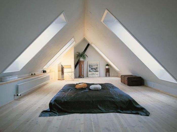 vit vägg, madrass på golvet, ljus parkett, svart sängklädsel, dynor, stora takfönster, väggdekorationsaffisch