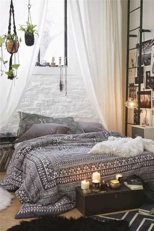 boho chic stil sovrummet dekorera idé, hängande blomkrukor, tända ljus, svart stege, svartvit fotografier