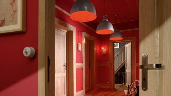 dekorativ-idé-om-tre-lampor-och-väggar-allt-i-rött