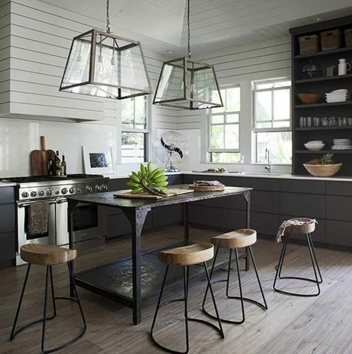 výborný-deko-nápad-pre-vašu-priemyselnú-kuchyňu-priemyselný-nábytok-antracitovú farbu-stenu-splashback-a-bielu-pracovnú dosku-vintage-drevený stôl